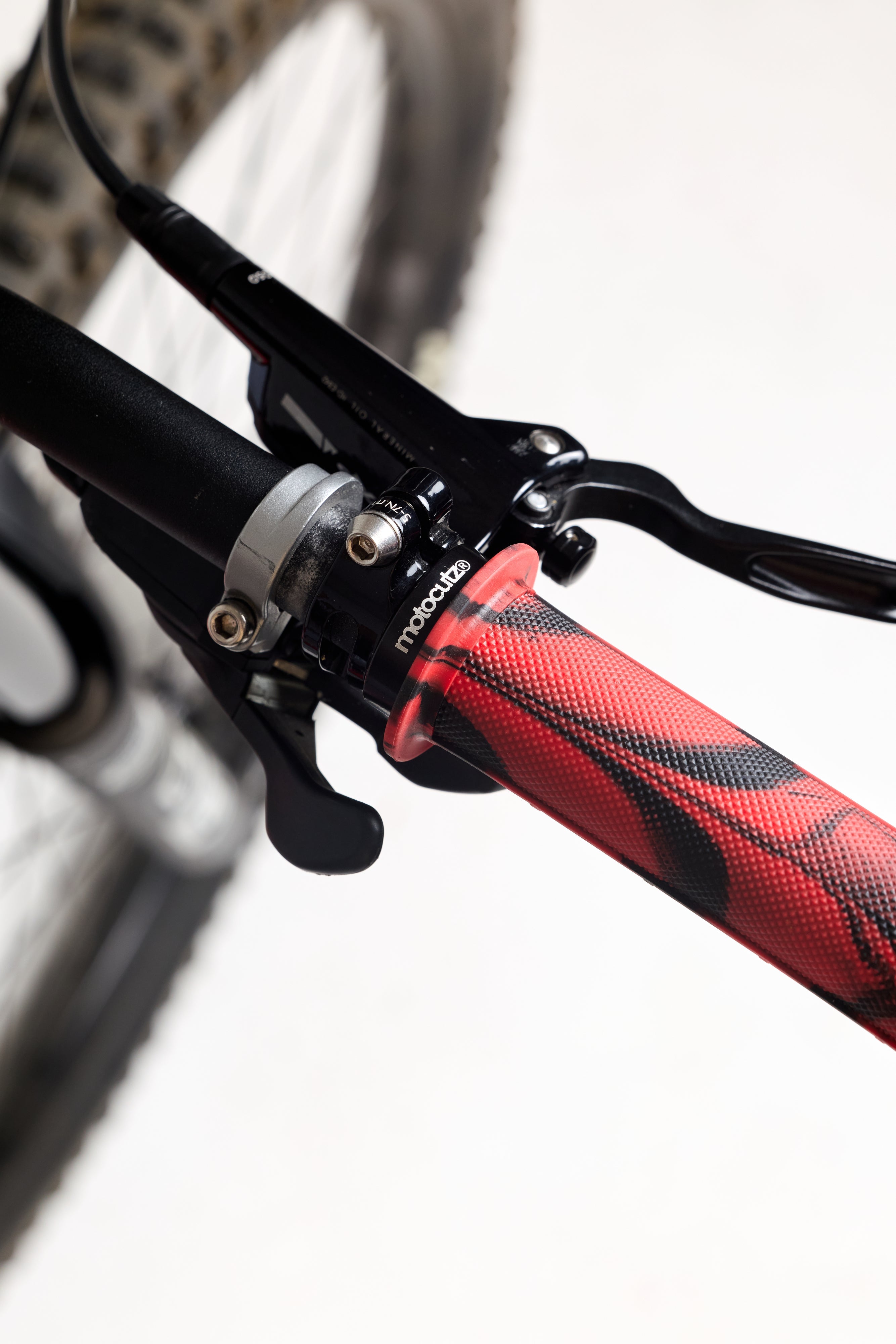 Mid Flange Bolt-On Grips Red Dye – Zooz Bikes