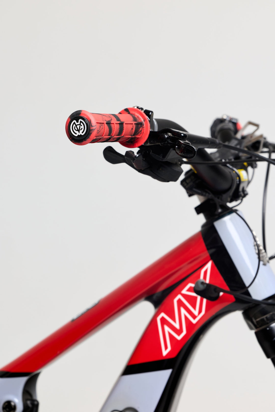 Mid Flange Bolt-On Grips Red Dye - Zoozbikes