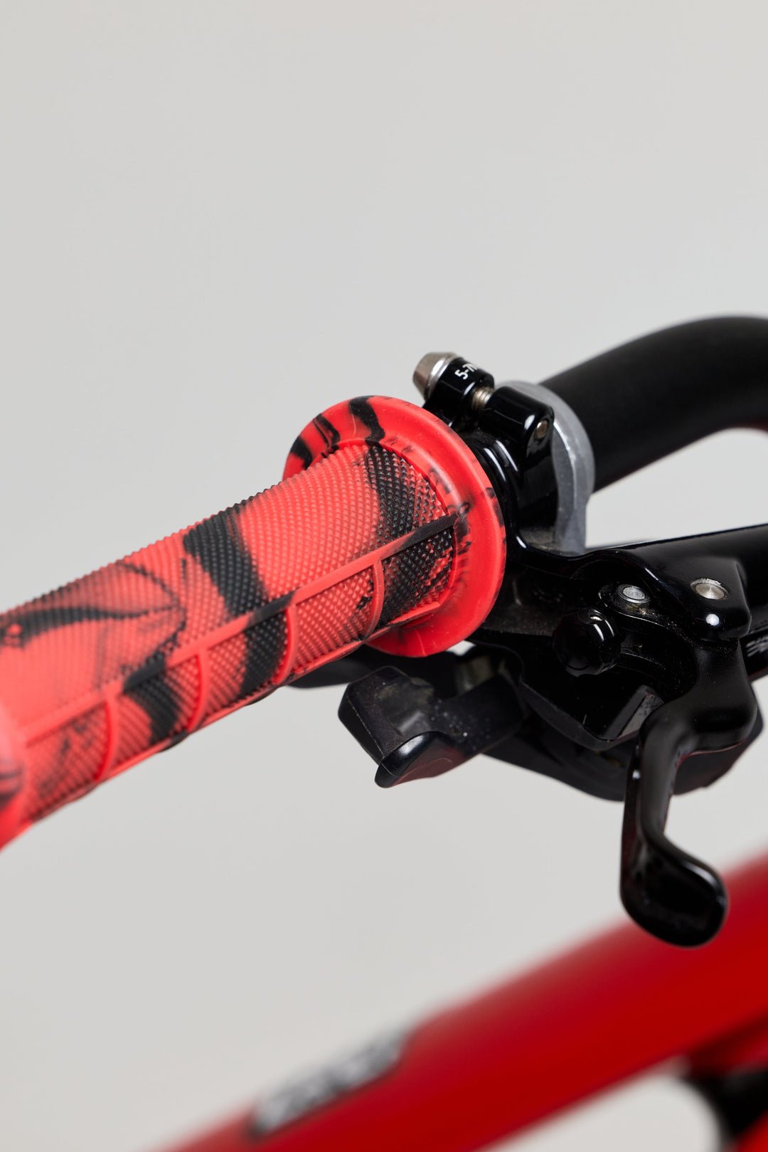 Mid Flange Bolt-On Grips Red Dye - Zoozbikes