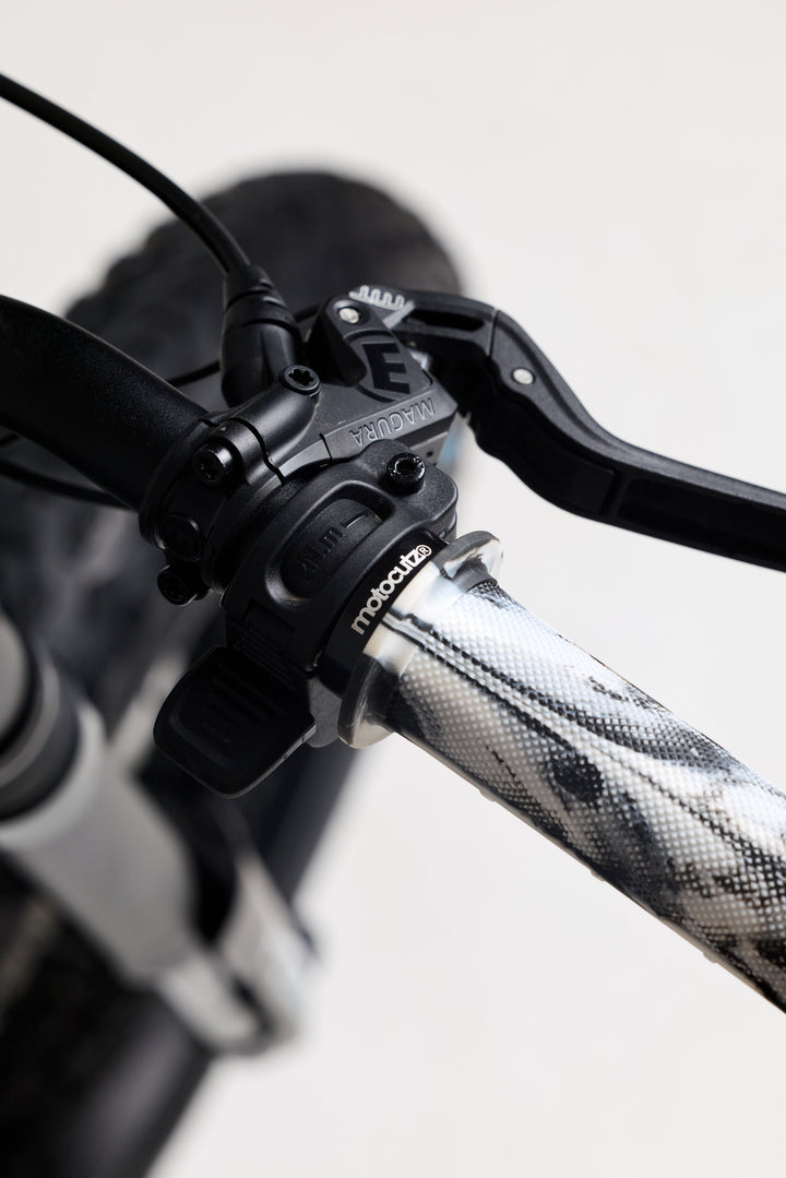 Mid Flange Bolt-On Grips White Dye - Zoozbikes